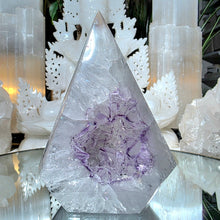 Lade das Bild in den Galerie-Viewer, Quarzspitze mit Amethyst Druse
