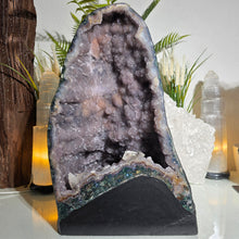 Lade das Bild in den Galerie-Viewer, XL Achat Quarz Galaxy Kathedrale mit Calcit und Hämatit
