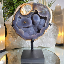 Lade das Bild in den Galerie-Viewer, Großer Blauer Achat Stalaktit Cluster mit Stand (Smiley)
