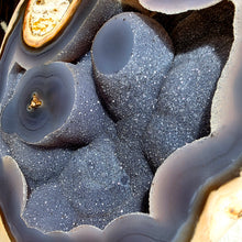 Lade das Bild in den Galerie-Viewer, Großer Blauer Achat Stalaktit Cluster mit Stand (Smiley)
