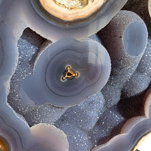 Lade das Bild in den Galerie-Viewer, Großer Blauer Achat Stalaktit Cluster mit Stand (Smiley)
