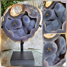 Lade das Bild in den Galerie-Viewer, Großer Blauer Achat Stalaktit Cluster mit Stand (Smiley)
