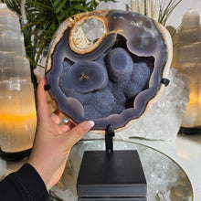 Lade das Bild in den Galerie-Viewer, Großer Blauer Achat Stalaktit Cluster mit Stand (Smiley)
