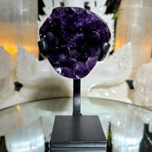 Lade das Bild in den Galerie-Viewer, High Quality Amethyst Cluster auf Stand
