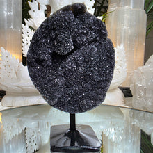 Lade das Bild in den Galerie-Viewer, Galaxy Amethyst Cluster auf Stand
