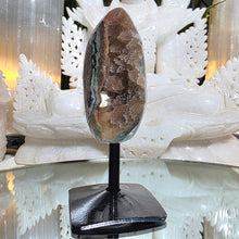Lade das Bild in den Galerie-Viewer, Regenbogen Amethyst mit Achat auf Stand
