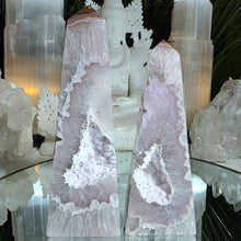 Lade das Bild in den Galerie-Viewer, Achat Obelisk mit Zuckerkristall Drusen Set
