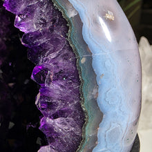 Lade das Bild in den Galerie-Viewer, High Quality Amethyst Cluster mit Achat auf Stand
