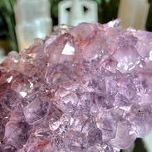 Lade das Bild in den Galerie-Viewer, Amethyst Cluster mit roten Hämatit Phantomen
