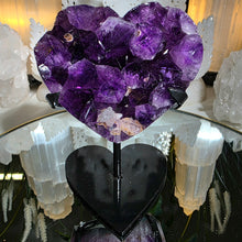 Lade das Bild in den Galerie-Viewer, Amethyst Herz auf Stand
