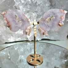 Lade das Bild in den Galerie-Viewer, Amethyst mit Pink Amethyst Schmetterling auf Stand
