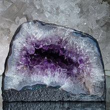 Lade das Bild in den Galerie-Viewer, Amethyst Kathedrale
