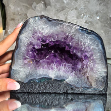 Lade das Bild in den Galerie-Viewer, Amethyst Kathedrale
