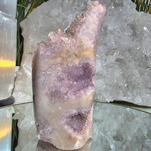 Lade das Bild in den Galerie-Viewer, Pink Amethyst mit Amethyst Freeform

