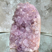 Lade das Bild in den Galerie-Viewer, Pink Amethyst mit Amethyst Freeform
