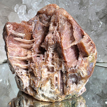Lade das Bild in den Galerie-Viewer, Pink Amethyst mit außergewöhnlicher Calcit Formation
