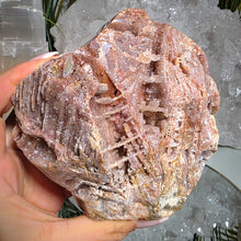 Lade das Bild in den Galerie-Viewer, Pink Amethyst mit außergewöhnlicher Calcit Formation
