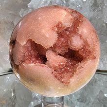 Lade das Bild in den Galerie-Viewer, Pink Amethyst Kugel mit Druzy auf Stand
