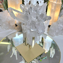 Lade das Bild in den Galerie-Viewer, High Quality Bergkristall Cluster auf Stand
