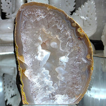 Lade das Bild in den Galerie-Viewer, Achat mit Druse (einseitig poliert)
