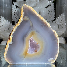Lade das Bild in den Galerie-Viewer, Achat mit Druse (einseitig poliert)
