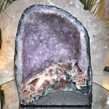 Lade das Bild in den Galerie-Viewer, Amethyst mit Pink Amethyst Kathedrale
