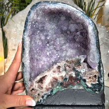 Lade das Bild in den Galerie-Viewer, Amethyst mit Pink Amethyst Kathedrale
