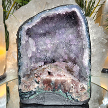 Lade das Bild in den Galerie-Viewer, Amethyst mit Pink Amethyst Kathedrale
