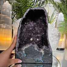 Lade das Bild in den Galerie-Viewer, Amethyst Kathedrale mit Calcit
