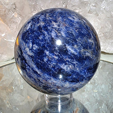 Lade das Bild in den Galerie-Viewer, Sodalith Kugel mit Stand
