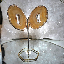 Lade das Bild in den Galerie-Viewer, Achat Schmetterling mit Goldrand auf Stand
