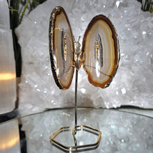 Lade das Bild in den Galerie-Viewer, Achat Schmetterling mit Goldrand auf Stand
