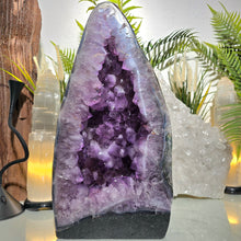 Lade das Bild in den Galerie-Viewer, XL Amethyst Kathedrale poliert
