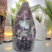 Lade das Bild in den Galerie-Viewer, XL Amethyst Kathedrale poliert
