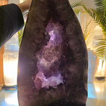 Lade das Bild in den Galerie-Viewer, XL Amethyst Kathedrale poliert

