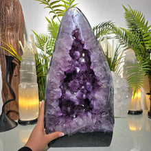 Lade das Bild in den Galerie-Viewer, XL Amethyst Kathedrale poliert
