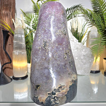 Lade das Bild in den Galerie-Viewer, XL Amethyst Kathedrale mit Pink Amethyst poliert
