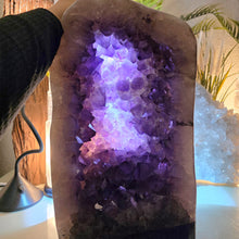 Lade das Bild in den Galerie-Viewer, XL Amethyst Kathedrale poliert
