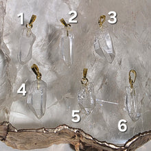 Lade das Bild in den Galerie-Viewer, Kettenanhänger Bergkristall Spitze Gold Variation
