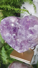 Laden und Abspielen von Videos im Galerie-Viewer, Pink Amethyst mit Amethyst Herz auf Stand
