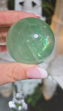 Laden und Abspielen von Videos im Galerie-Viewer, Fluorit Kugel mit Stand

