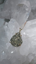 Laden und Abspielen von Videos im Galerie-Viewer, Kettenanhänger Pyrit Tropfen Gold
