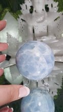 Laden und Abspielen von Videos im Galerie-Viewer, Blaue Calcit Kugel
