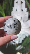 Laden und Abspielen von Videos im Galerie-Viewer, Regenbogen Mondstein Kugel mit Stand
