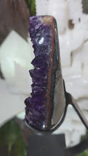 Laden und Abspielen von Videos im Galerie-Viewer, (AAA) High Quality Amethyst auf Stand
