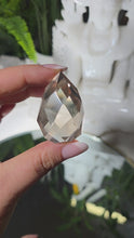 Laden und Abspielen von Videos im Galerie-Viewer, Helle facettierte Rauchquarz Spitze
