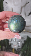 Laden und Abspielen von Videos im Galerie-Viewer, Labradorit Kugel mit Stand
