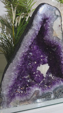 Laden und Abspielen von Videos im Galerie-Viewer, XL Amethyst Achat Kathedrale mit Calcit und Zuckerkristallen
