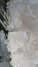 Laden und Abspielen von Videos im Galerie-Viewer, XXXL Bergkristall Cluster mit klaren Kristallen auf Stand
