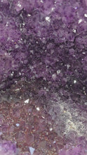 Laden und Abspielen von Videos im Galerie-Viewer, XXL Amethyst Kathedrale mit Zuckerkristallen und Calcitformationen
